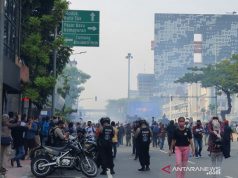 Massa Memaksa Masuk Petugas Terpaksa Tembakan Gas Air Mata