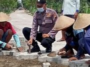 Anggota Polres Blora Kerja Bakti Sambil Sosialisasi Prokes 4M