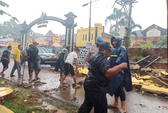Tembok Pagar SMKN 1 Blado Batang Roboh