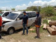 Ranjau Paku Jebak Mobil Kijang Bermuatan Kayu Curian