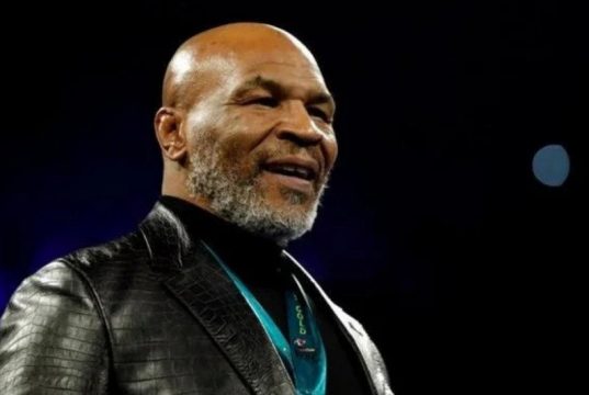 Mike Tyson Rela Lepaskan Rekor Juara Dunia Termuda