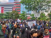 Polisi Bubarkan Paksa Pendemo Omnibus Law