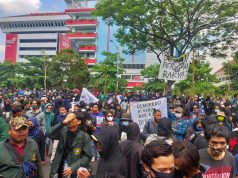 Polisi Bubarkan Paksa Pendemo Omnibus Law