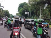 Ojek Daring Bantu Atur Lalu Lintas di Sekitar Lapangan Banteng