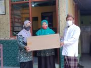 Bagikan Face Shield Gratis untuk Santri Madrasah