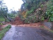 Tanah Longsor Tutup Jalan Wonosobo-Kalibeber