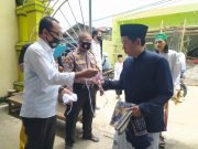 Cegah Klaster Penyebaran Covid-19 di Masjid, Masker Gratis Dibagikan ke Jamaah