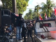 Demo Tolak Omnibus Law di Bali Dijaga Polisi dan Pecalang