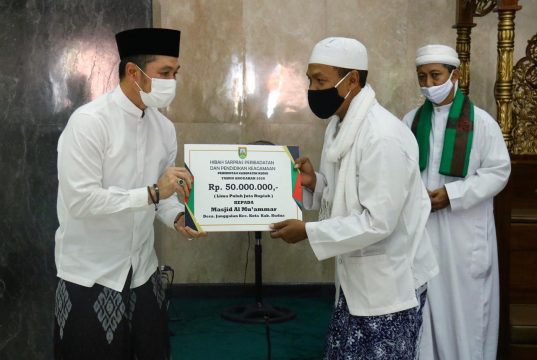 Serahkan Hibah, Hartopo: Meski Tak Banyak, Semoga Tetap Bermanfaat