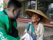 Pengemudi Ojol Bagikan Sembako Untuk Tukang Becak dan Kuota Internet untuk Pelajar