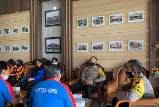 ‘Gendhu-Gendhu Rasa’ Kapolres Purworejo Bersama Buruh