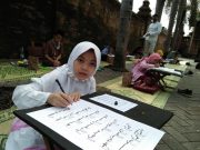 Puluhan Pelajar Ikuti Lomba Kaligrafi di Kaki Menara Kudus