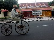Warga Magelang Buat Replika Sepeda Kuno Tahun 1863 dari Kayu dan Besi
