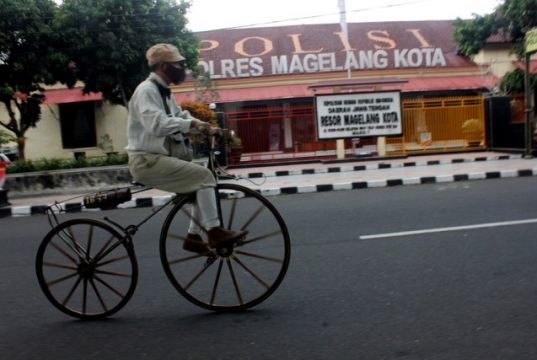 Warga Magelang Buat Replika Sepeda Kuno Tahun 1863 dari Kayu dan Besi
