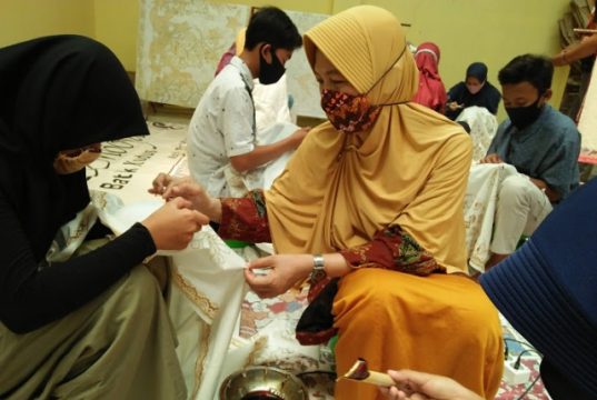 Ummu Asiyati Berjuang agar Batik Kudus tak Terputus ‘Sanadnya’