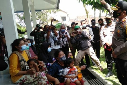 Polisi Beri Perhatian Penuh Bagi Pengungsi Merapi