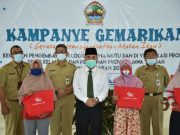 Tekan Stunting, Bupati Kebumen Serahkan Bantuan Ikan Olahan kepada 100 Keluarga