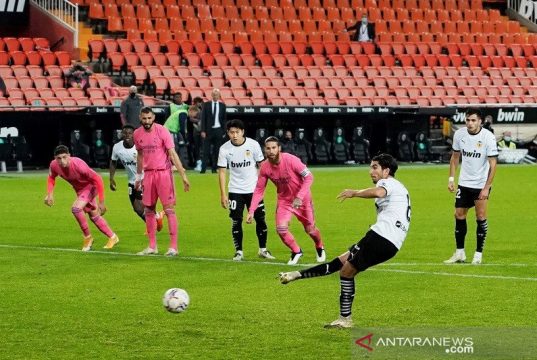 Tiga Penalti dan Gol Bunuh Diri Buat Real Madrid Takluk di Valencia