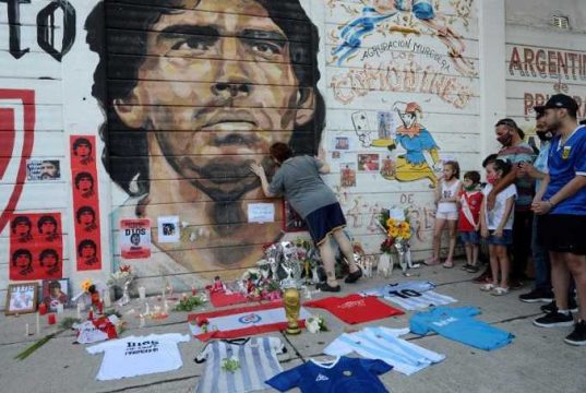 Diego Maradona Meninggal Dunia