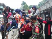 Status Merapi Naik, Babinsa Bantu Warga Mengungsi