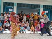 Polisi Hibur Anak-Anak di Pengungsian Merapi