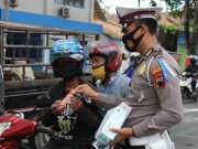 Sebatang Coklat Tanda Cinta Polres Grobogan untuk Pengendara Tertib Berlalu Lintas