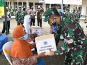 Danrem 072/Pamungkas Bagi Sembako di Wonosobo
