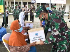 Danrem 072/Pamungkas Bagi Sembako di Wonosobo