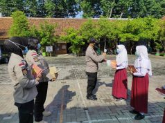 Pelajar SD di Grobogan Terima Buku Polisi Sahabat dan Pelindung