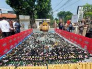 Satpol PP Sidoarjo Musnahkan Ribuan Botol Miras