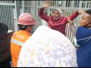 Minta Kejelasan Soal Penangkapan Suami, Para Emak Nekat Lakukan Demonstrasi