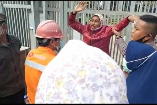 Minta Kejelasan Soal Penangkapan Suami, Para Emak Nekat Lakukan Demonstrasi