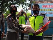AKP Fiska Ananda, Bantu Rompi, Lampu Lalu Lintas, Face Shield, Masker dan Sembako Kepada Petugas Perlintasan Kereta Api.