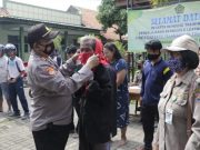 Satgas Covid-19 Batang Bagikan Masker Untuk Lansia