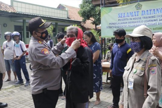 Satgas Covid-19 Batang Bagikan Masker Untuk Lansia