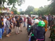 Aparat Bersitegang dengan Massa FPI Saat Copot Spanduk Rizieq