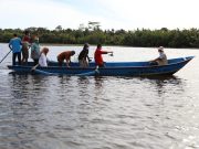 Datangi Dusun Terisolasi akibat Banjir, Ganjar Gunakan Perahu