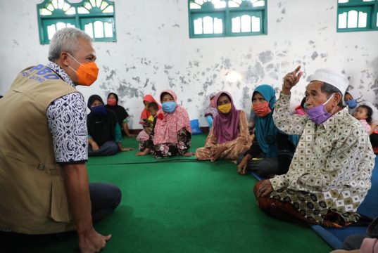 Kunjungi Pengungsi di Banyumas, Ganjar Minta Kades Terapkan Protokol Kesehatan