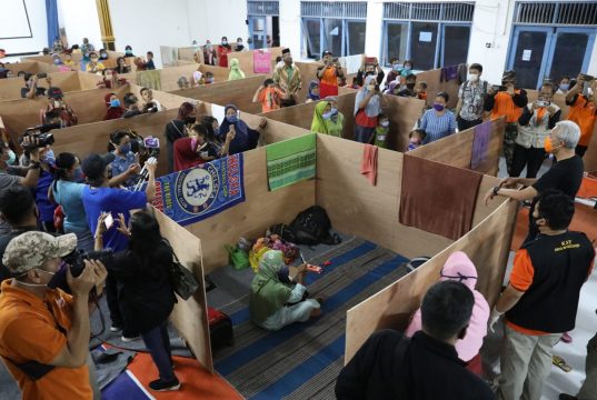 Ada yang Dipuji Ganjar saat Kunjungi Posko Pengungsian di Magelang