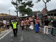 Truk Tronton Bermuatan Susu Terguling di Jalur Maut Kertek Wonosobo