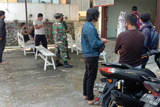 Personil TNI Kawal Pelaksanaan Rapid Test bagi PPS dan KPPS