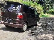Jalan Sapuran-Kaliwiro Wonosobo Rusak Parah