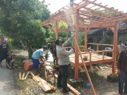 Cekatannya Aipda Yuni Bantu Warga Dirikan Poskamling