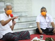 Temui Buruh Diskusi Soal UMK , Ganjar Kenakan Sarung