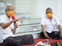 Temui Buruh Diskusi Soal UMK , Ganjar Kenakan Sarung