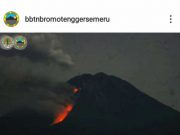 Gunung Semeru Memuntahkan Lava Pijar