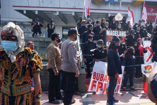Aksi Tolak FPI Dibubarkan Polisi di Magelang