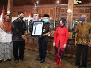 Universitas Diponegoro Berikan Penghargaan Tiga Orang Pelestari Batik Jepara