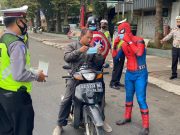 Spiderman dan Captain America Bagikan Jamu di Temanggung