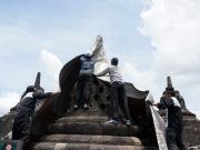 Antisipasi Aktivitas Merapi, Stupa dan Lantai Lorong Candi Borobudur Ditutup Terpal Khusus